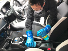 センターコンソール周辺を消毒液で拭き上げている様子