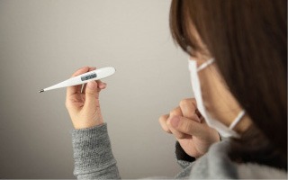 体温計で検温を行い体調を確認している様子