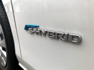 レンタカーご紹介！セレナハイブリッド（S-HYBRID）のエンブレム・燃費